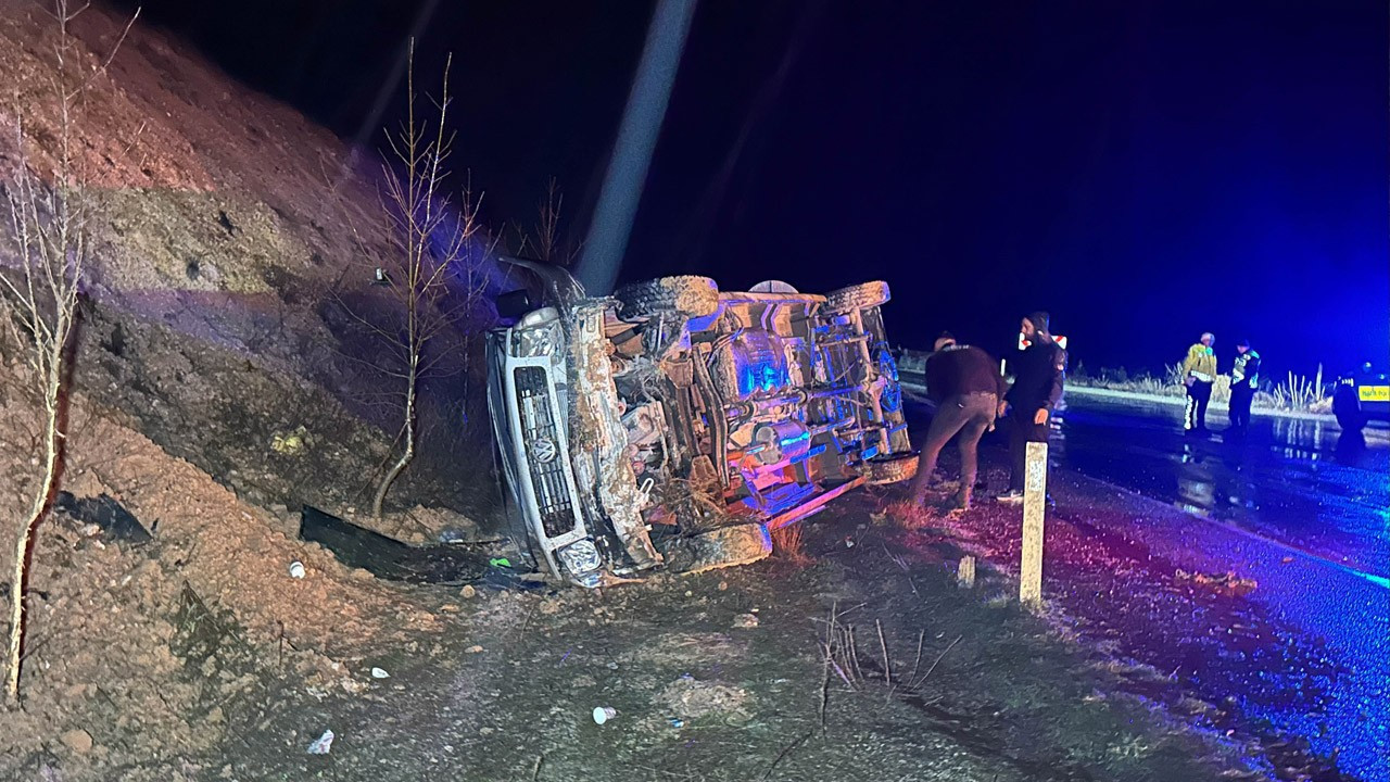 Uşak'ta işçi servisi şarampole uçtu: 17 yaralı