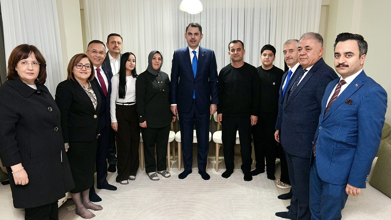Bakan Kurum, depremzede ailenin yeni evine misafir oldu: Nurdağı eskisinden daha güçlü ayağa kalktı