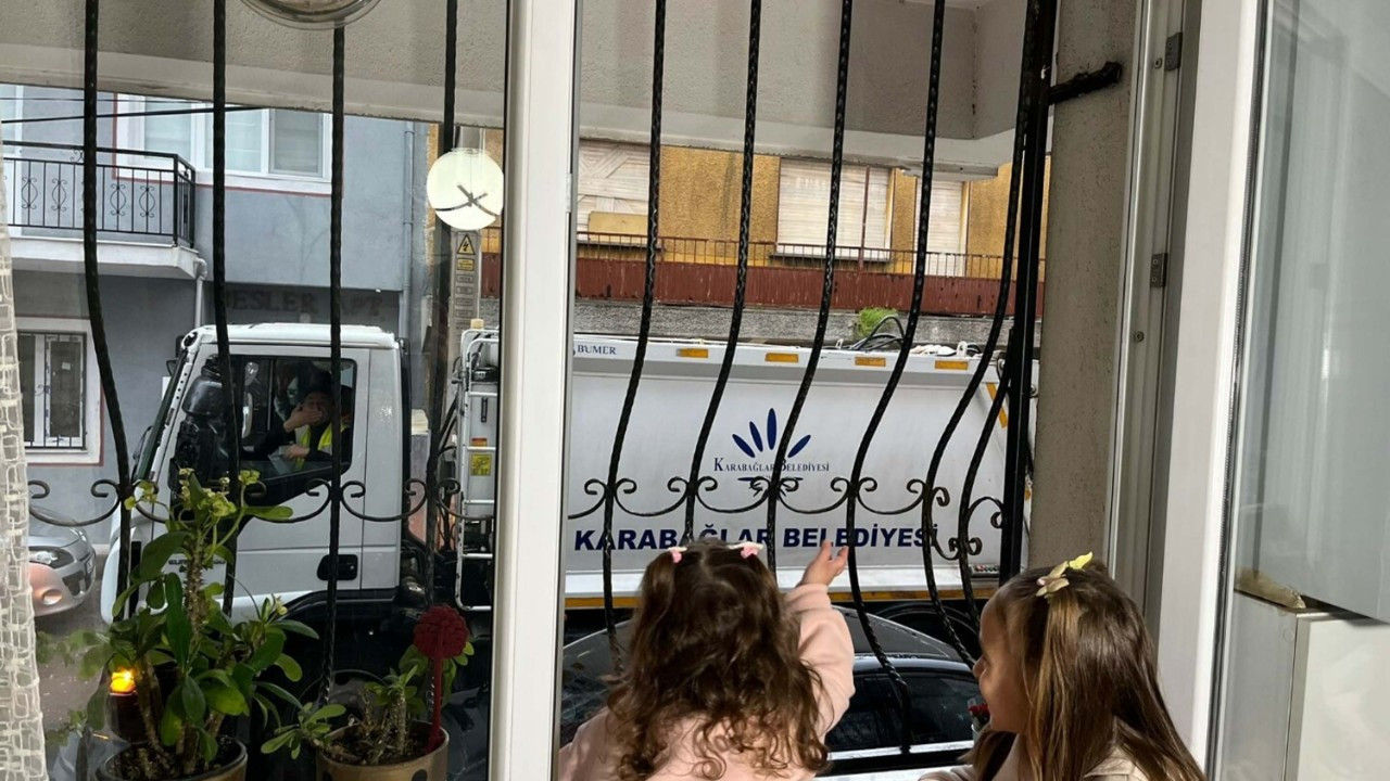 İzmir'de pencereden kalplere ulaşan dostluk: Minik Ayşe ve Şoför Amcasının bağı içleri ısıttı