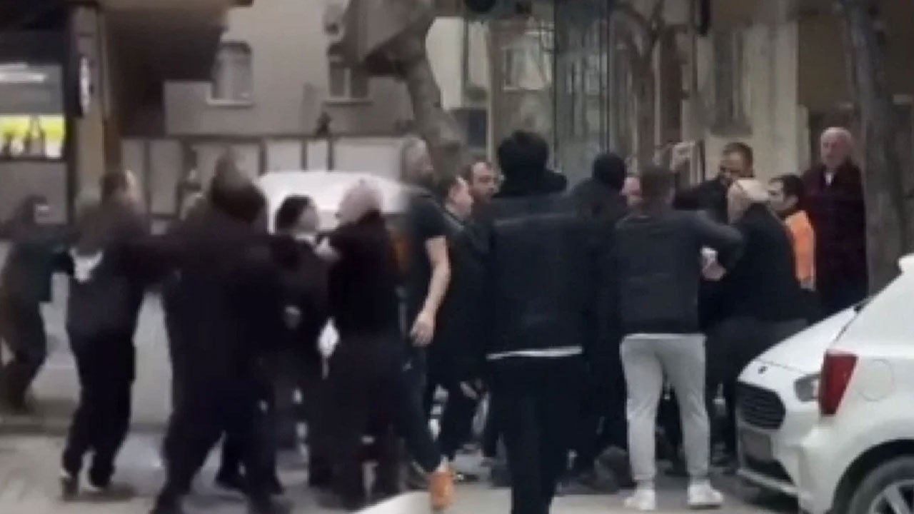 Pide kuyruğunda tekme tokatlı kavga!