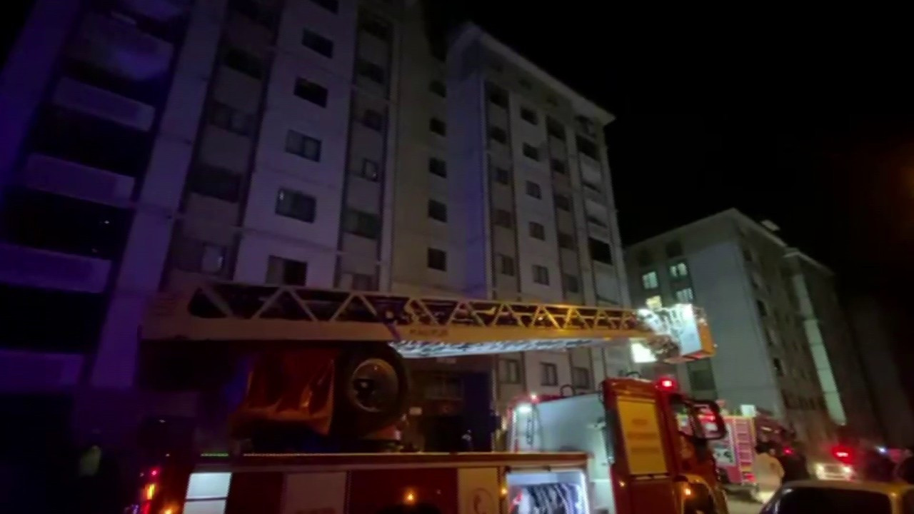 Faciadan dönüldü! Alevlerin sardığı binada tüp patladı: Korku dolu anlar kamerada