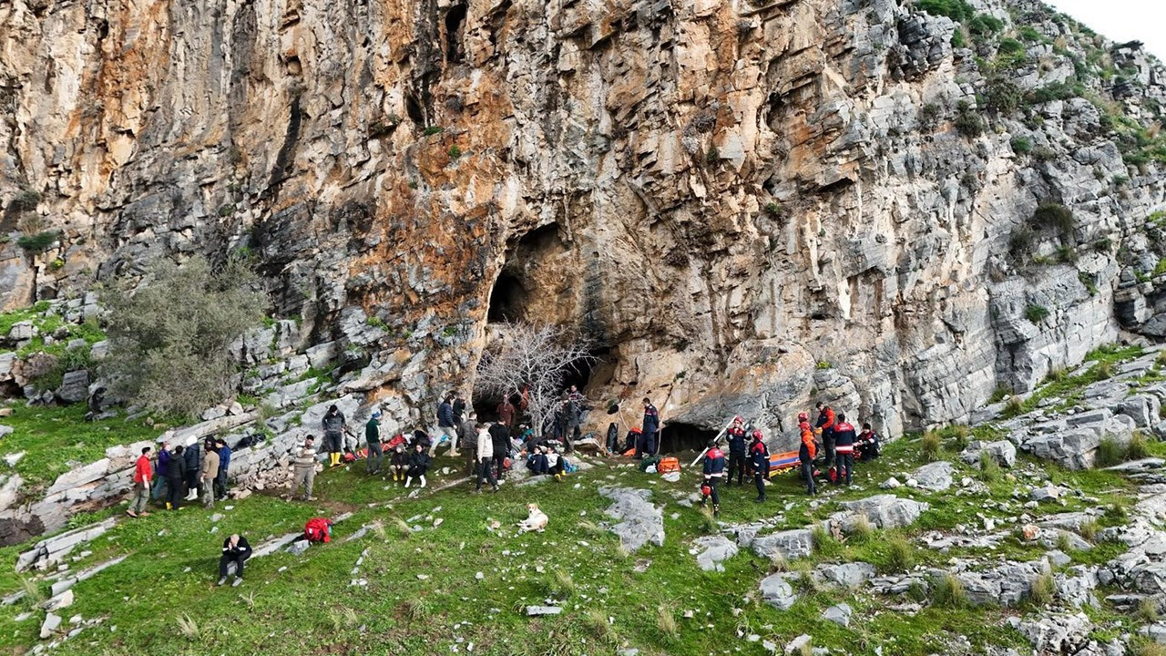 İzmir'de mağaradaki çukura bir kişi düştü!