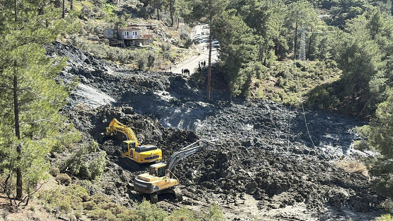 Muğla'da toprak kayması; yol ulaşıma kapatıldı