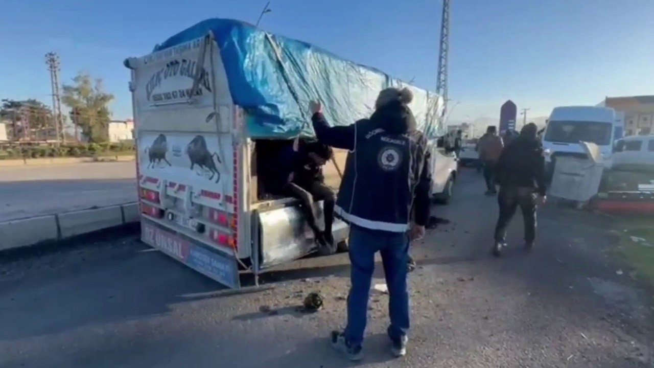 Üzeri hayvan dışkısıyla kapatılan kamyonetin gizli bölmesinden kaçak göçmen çıktı