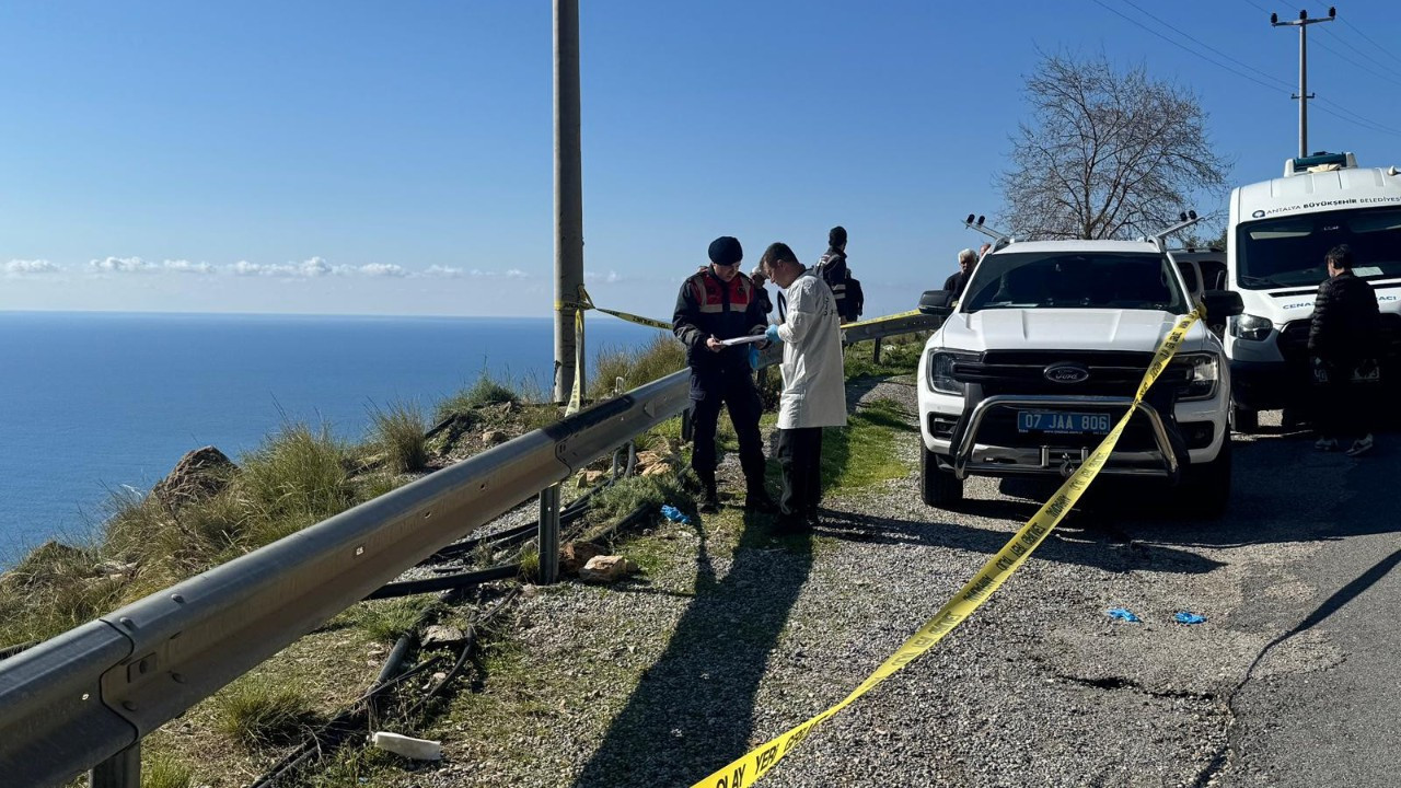 Antalya'da yol kenarında kadın cesedi bulundu