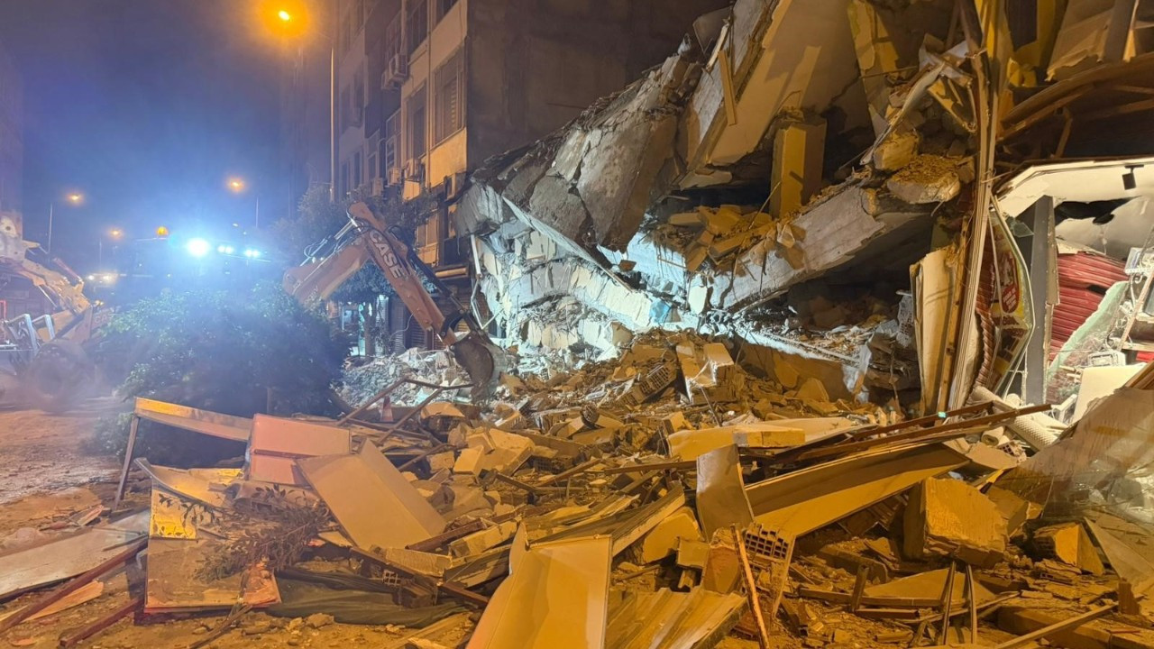 Hatay'da hasarlı bina yıkım esnasında çöktü