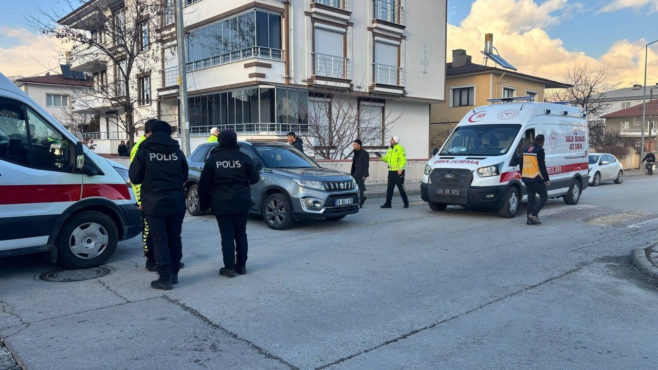 Erzincan’da feci kaza! 2 otomobil birbirine girdi: Yaralılar var