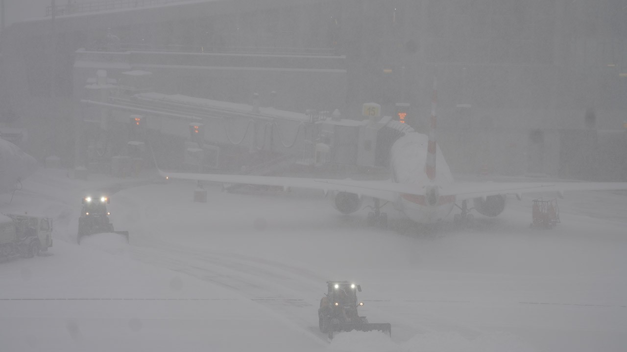 Yoğun kar yağışı nedeniyle 5 binden fazla uçuş iptal edildi!