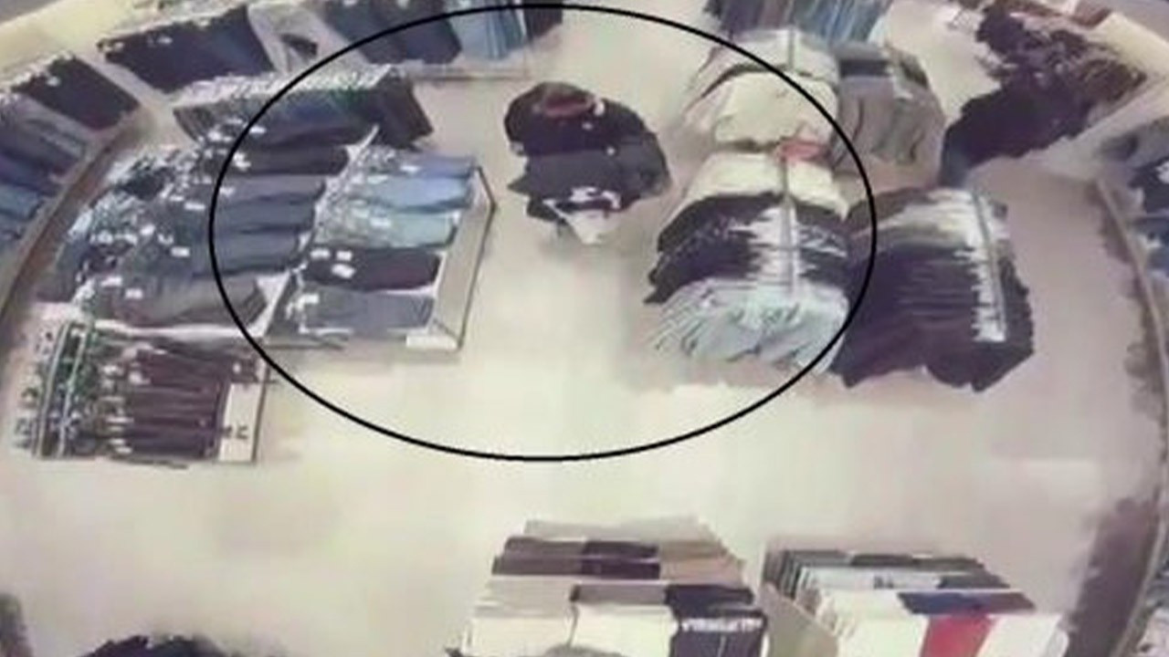 Mağazanın kabininde alarmları sökerken yakalandı: Suç makinesi çıktı