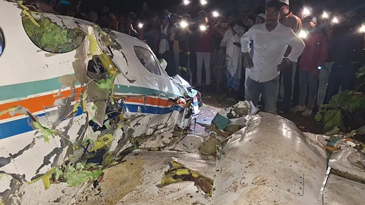 Hindistan'da feci kaza! Ambulans uçak düştü: 7 ölü