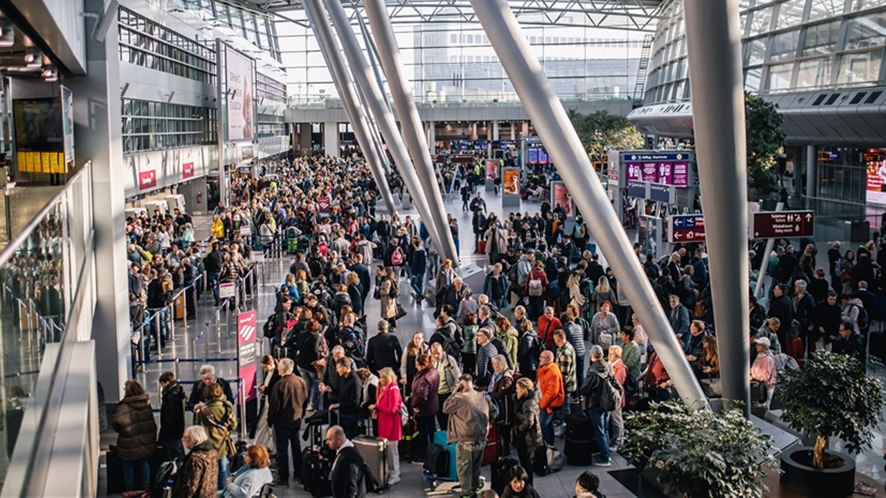 Kar yağışı Münih’i vurdu! Alman altyapısına “Kırılganlık” eleştirisi: Gece uçuş yasağı esnetildi, tahliyeler sabah yapıldı