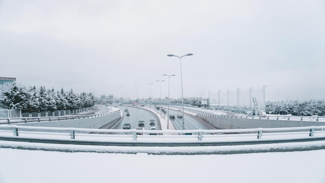 Ankara beyaza büründü! Gece yağmuru sabah kar geti…