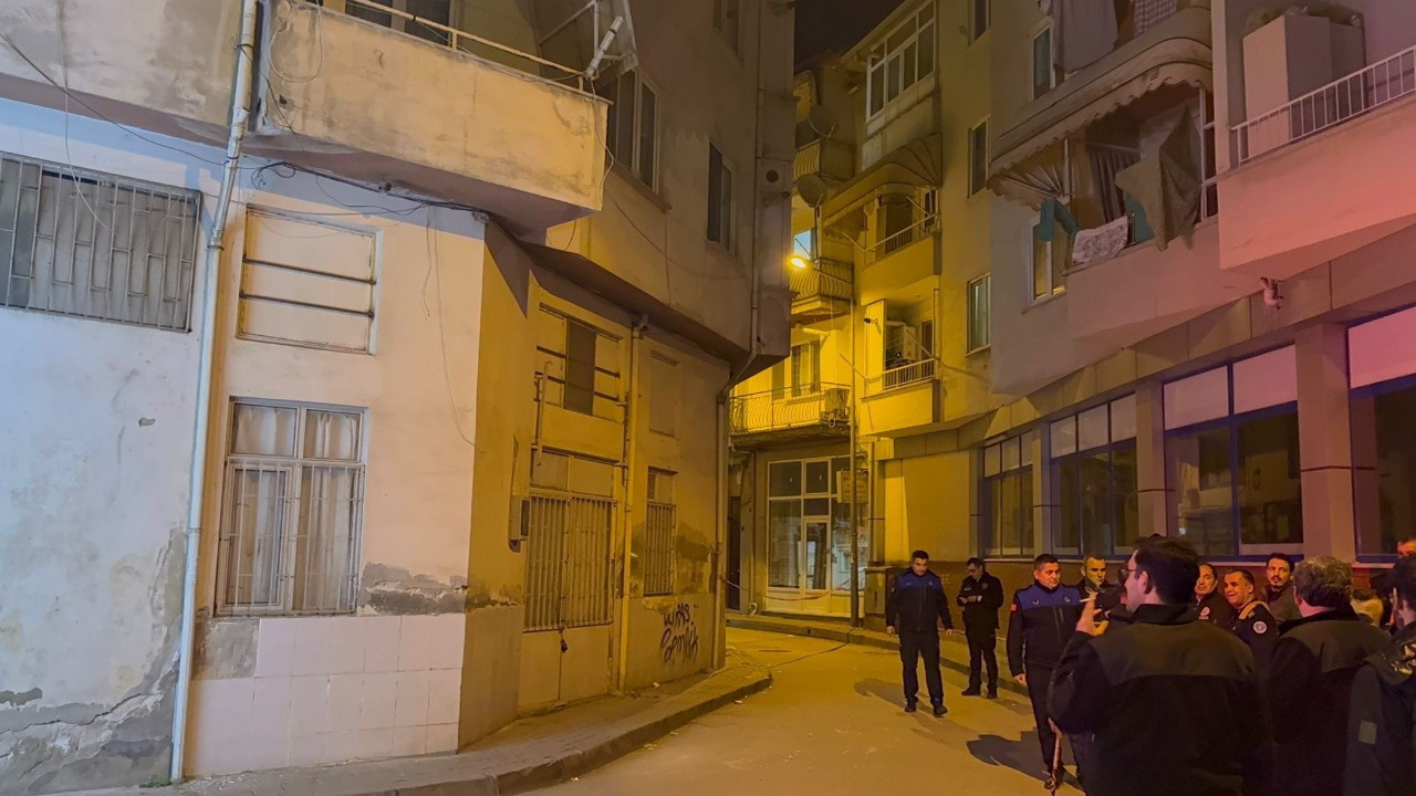 Gemlik'te hasarlı apartman tahliye edildi! Sokak trafiğe kapatıldı