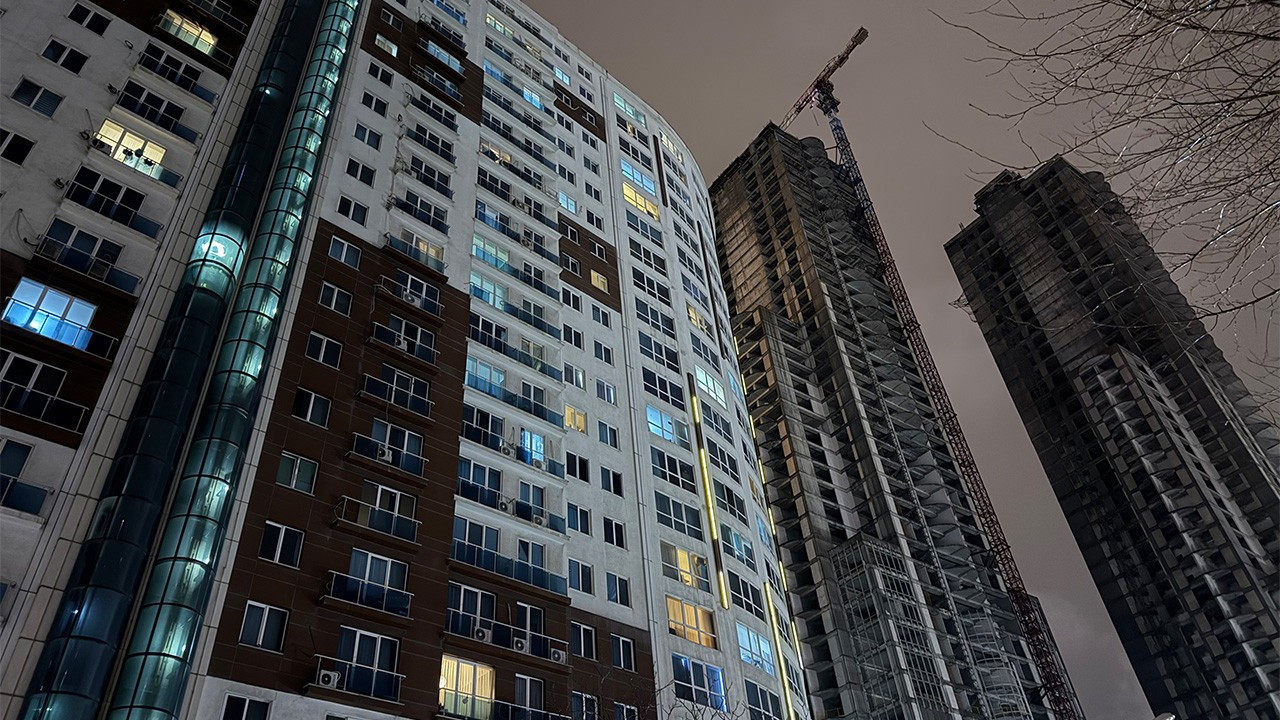 Esenyurt'ta dehşet! Site koridorunda ölü bulundular