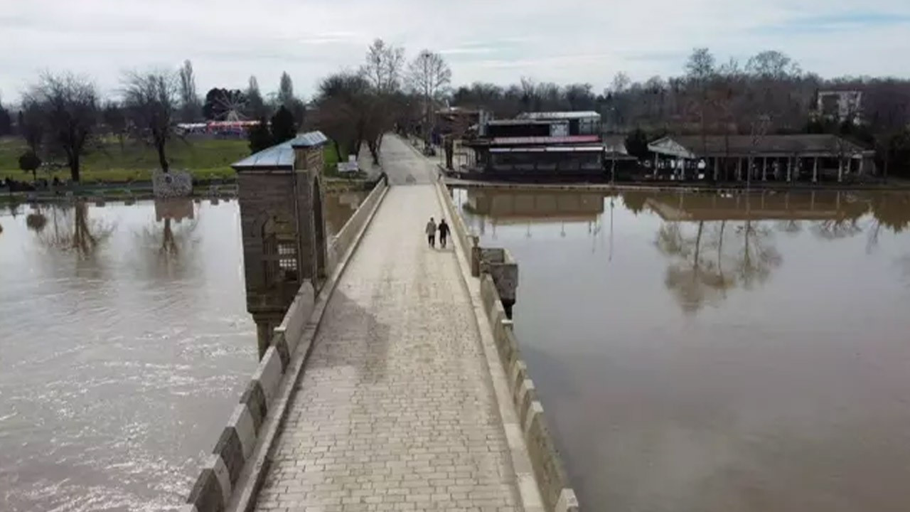 Edirne Valiliği duyurdu: Nehirlerin debileri düştü! Köprüler yaya trafiğine açıldı