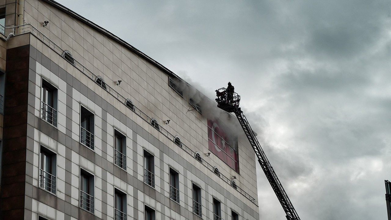 İstanbul'da polisevinde yangın paniği: İstanbul İl Emniyet Müdürü Selami Yıldız olay yerinde!