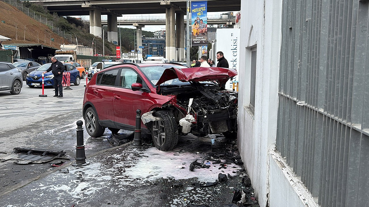 Kağıthane’de feci kaza! Araca çarpmamak için manevra yaptı okul duvarına vurdu: 2 yaralı