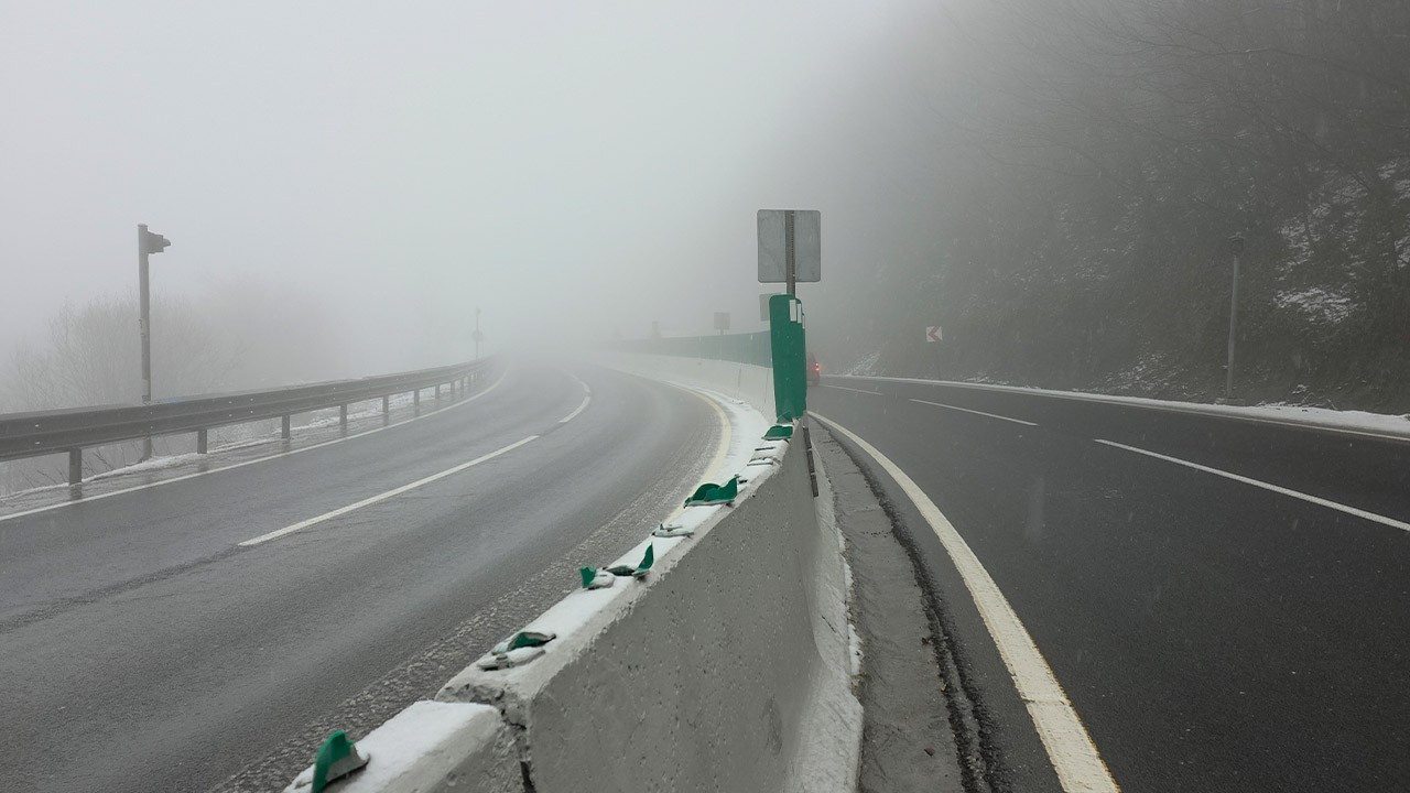 Bolu Dağı'nda hafif kar yağışı ve sis etkili oluyor