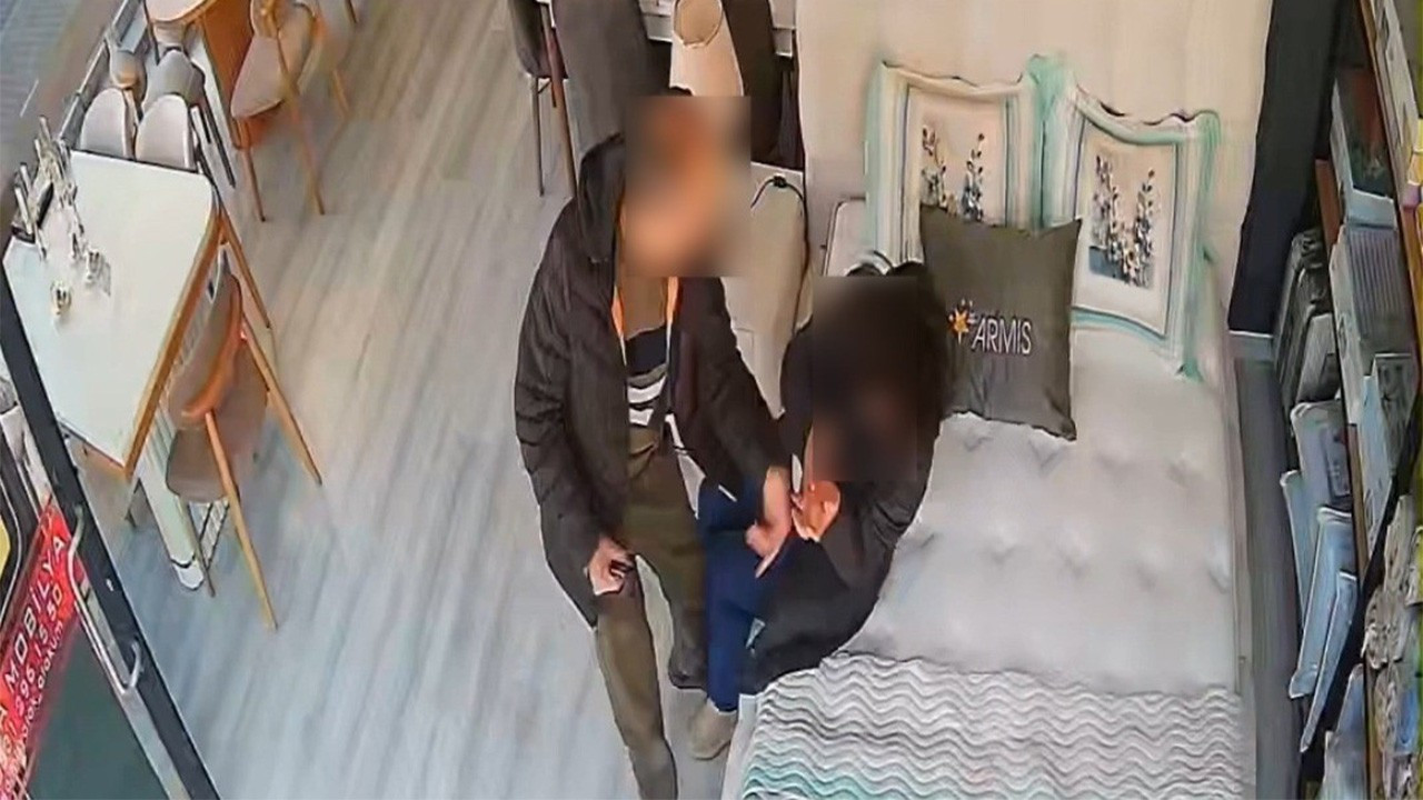 Eşini mağazada darbetti! Tepki çeken anlar saniye saniye kaydedildi