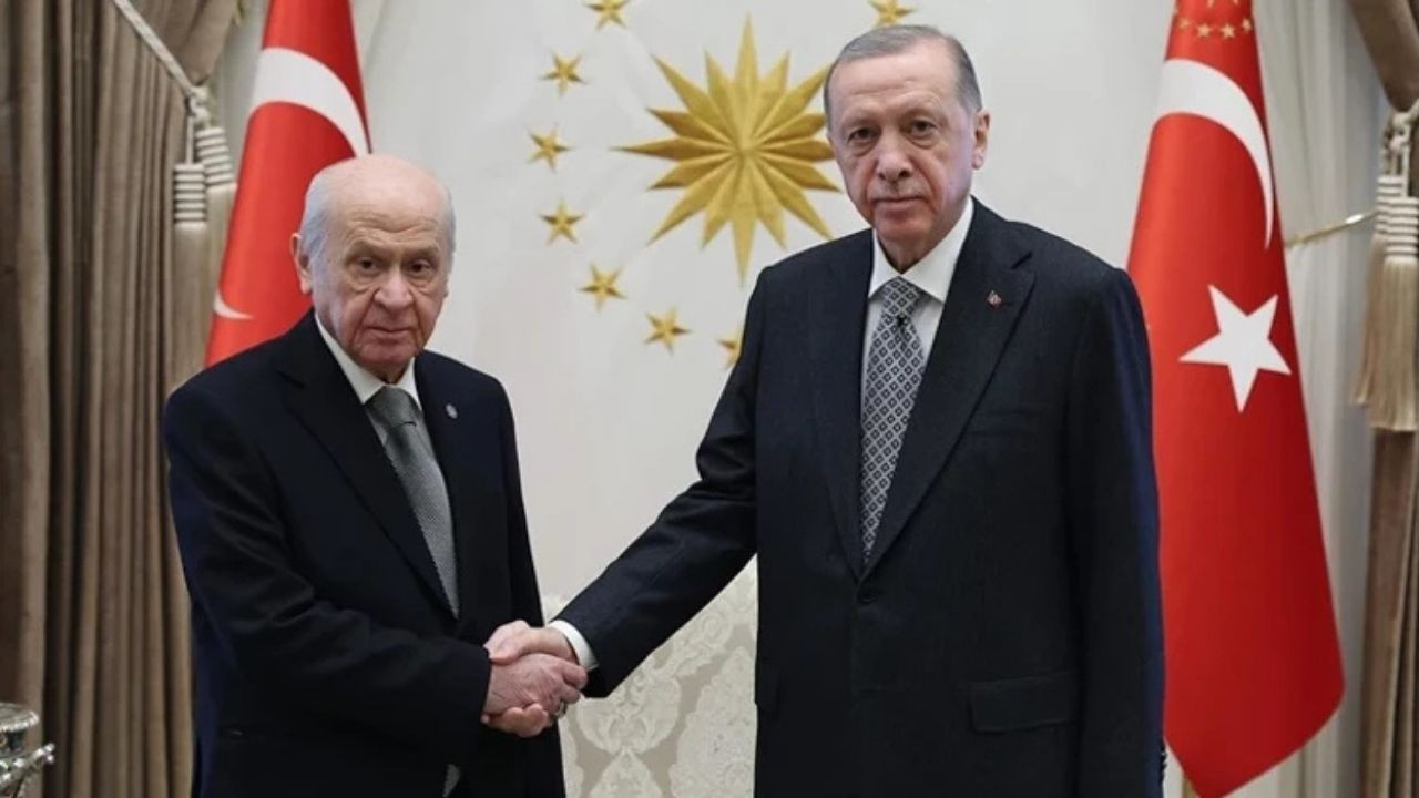 Bahçeli'den Cumhurbaşkanı Erdoğan'a özel hediye: İslam ülkeleri haritası dikkat çekti