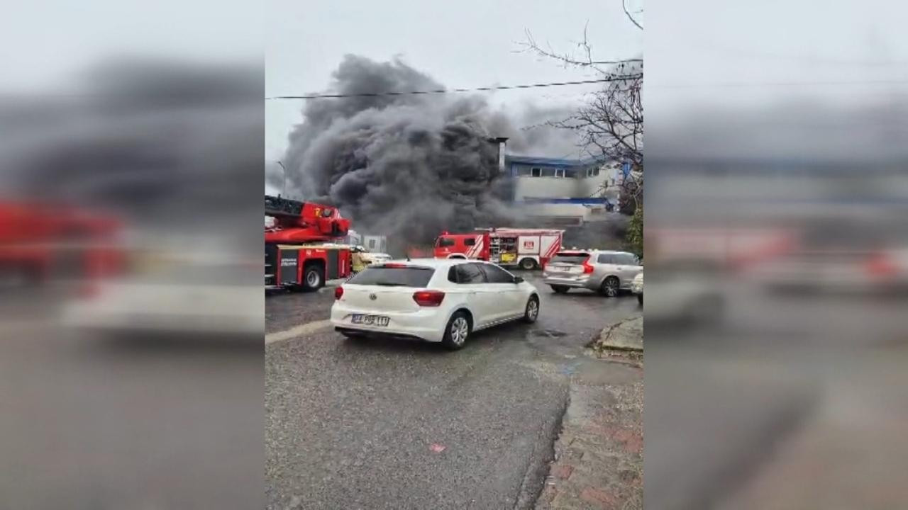 Silivri'de dev fabrika yangını! 3 bin metrekarelik alanda yangınla mücadele