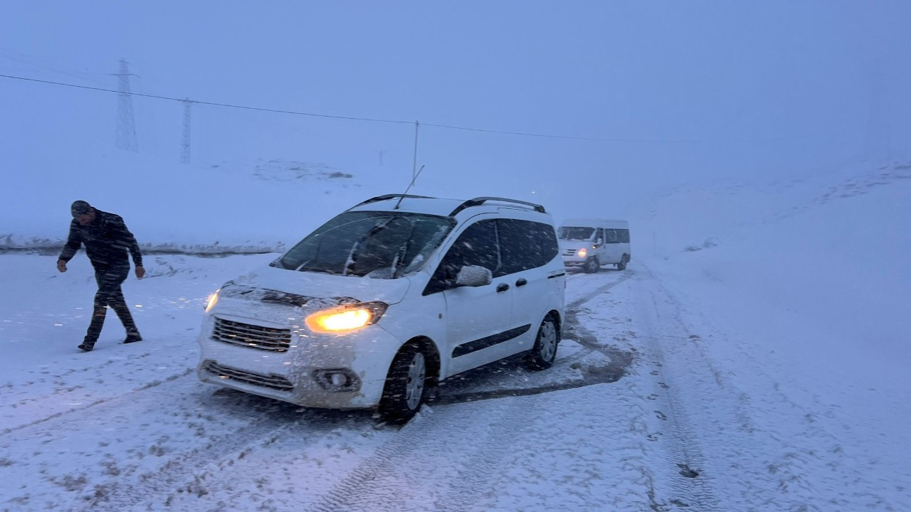 Yüksekova'da kar ve tipi: Araçlar mahsur kaldı!