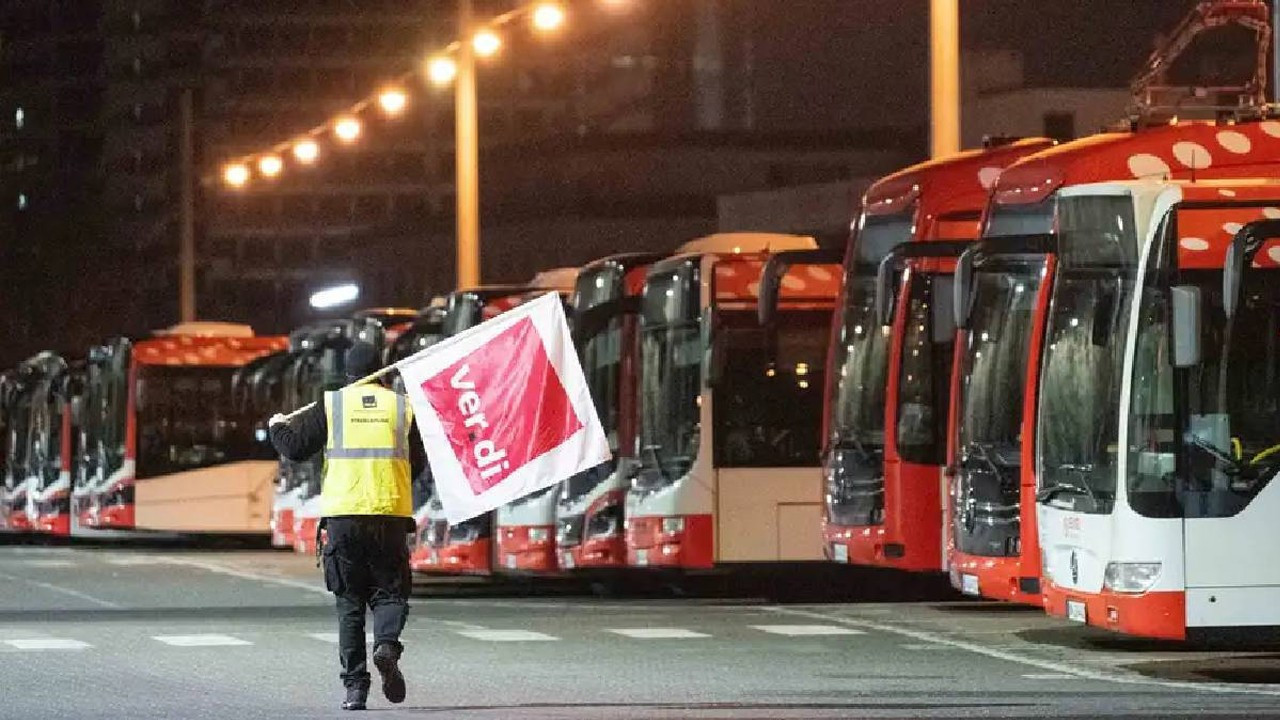 Almanya'da grev dalgası: Toplu ulaşım felç oldu!