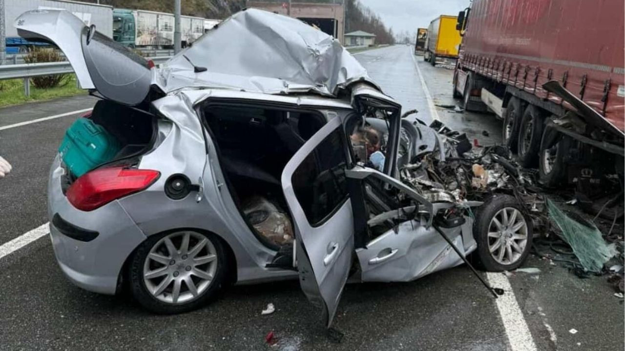 Artvin'de otomobil, TIR'a çarptı! Ölenler var