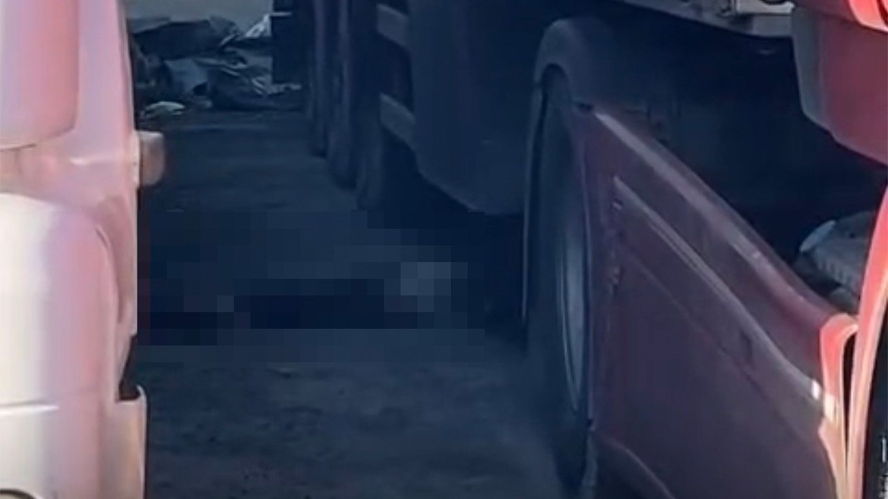 İzmir'de feci kaza! Tırın altında kalarak yaşamını yitirdi