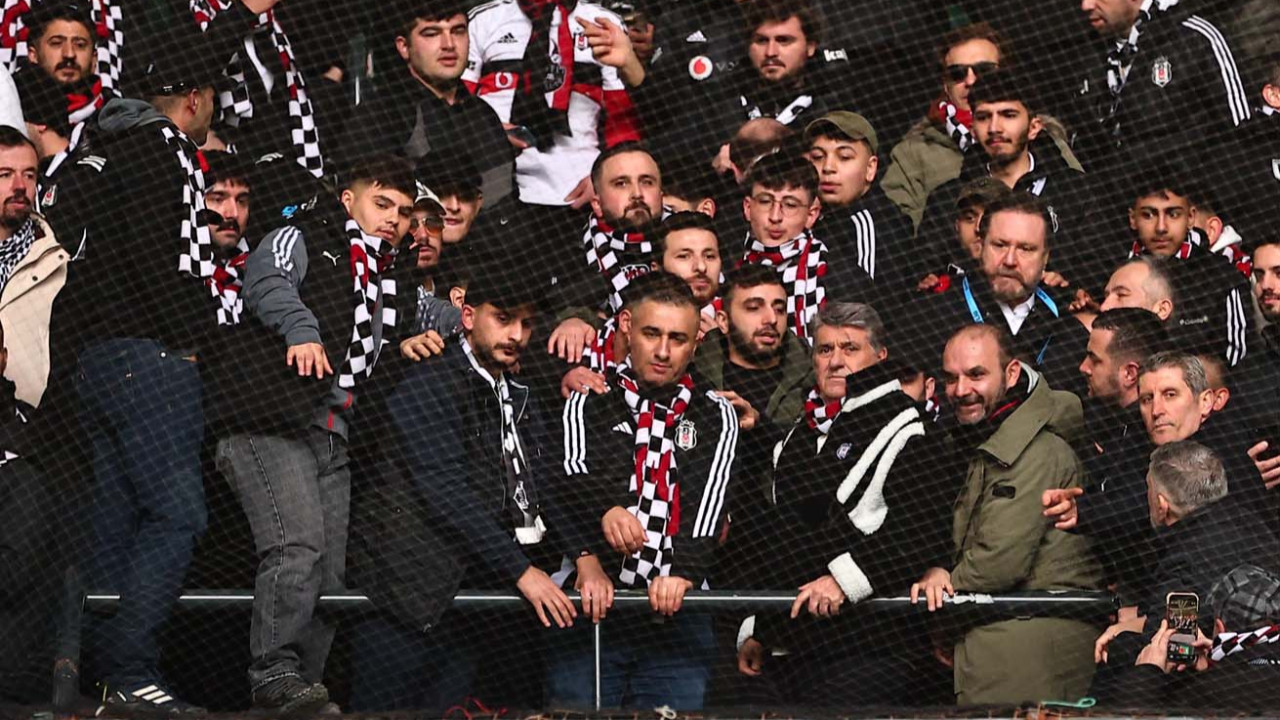 Tribündeki yerini aldı! Serdal Adalı, Kocaelispor maçını taraftarlarla izledi