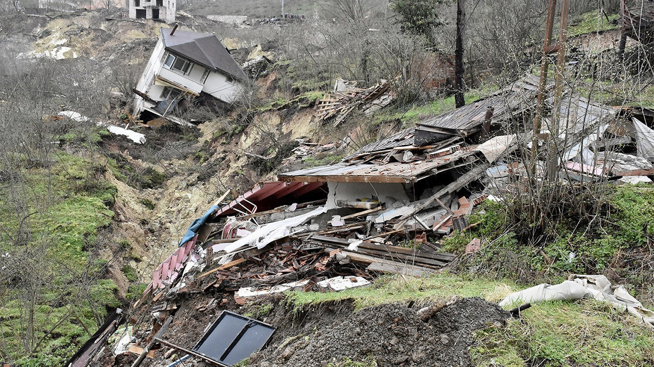 Ordu'da heyelanlar durmuyor! Endişelendiren gelişme: 2 ev ve halı saha yıkıldı