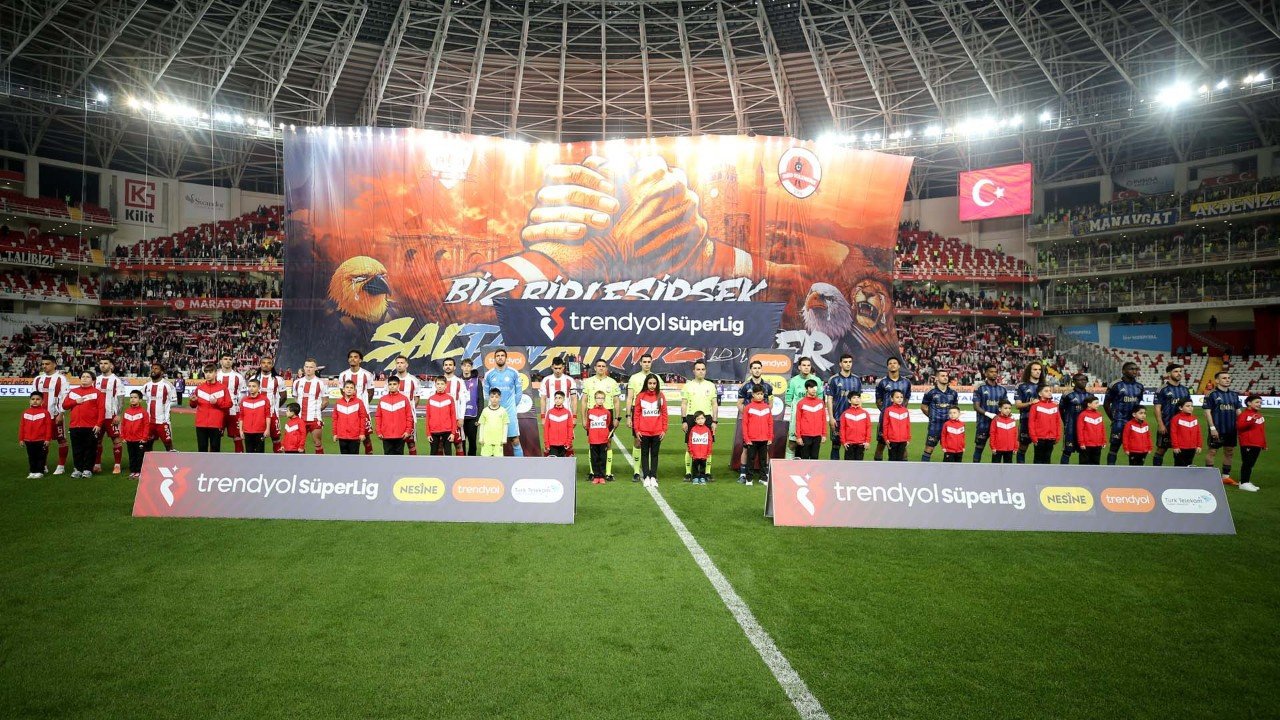 Fenerbahçe'de bir sakatlık daha! Yıldız futbolcu maça devam edemedi