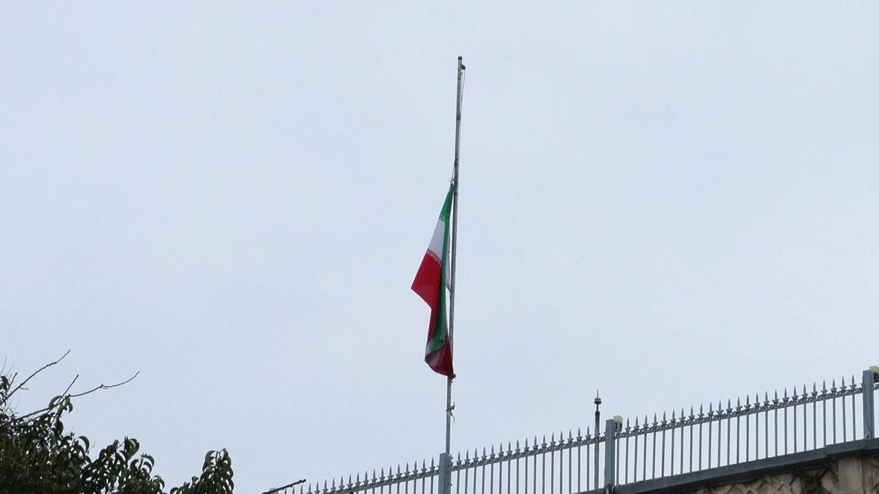 İstanbul'daki İran Başkonsolosluğu'nda bayraklar yarıya indirildi