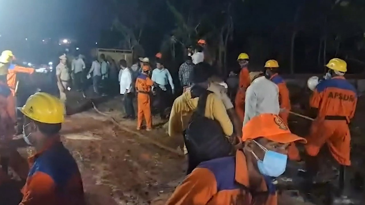 Hindistan'da fabrikada patlama meydana geldi: 21 can kaybı