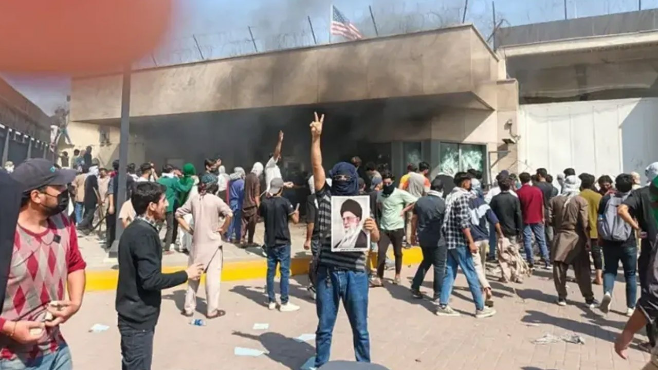 Pakistan'da ABD Büyükelçiliği önünde protesto: 8 ölü