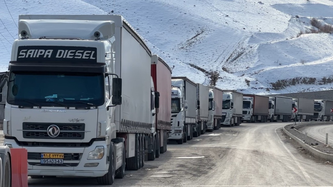 Türkiye-İran sınır kapısında 2 kilometrelik tır kuyruğu