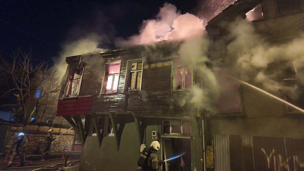 Üsküdar'da tarihi metruk binalarda yangın