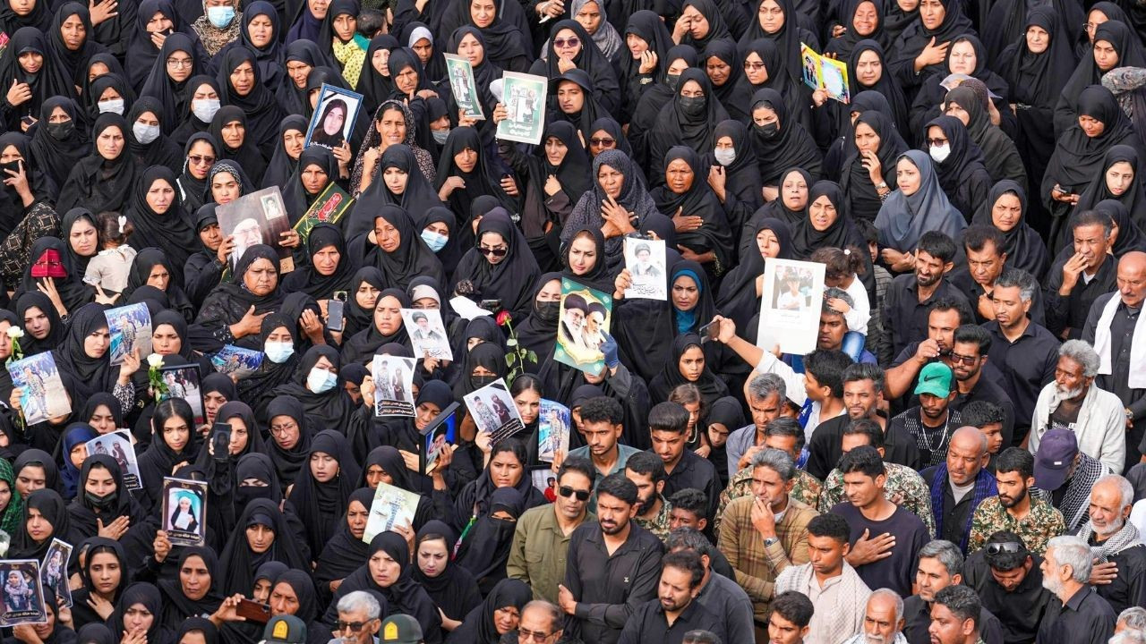 İran'da yüzlerce tabut sokaklarda! Yürek yakan veda!