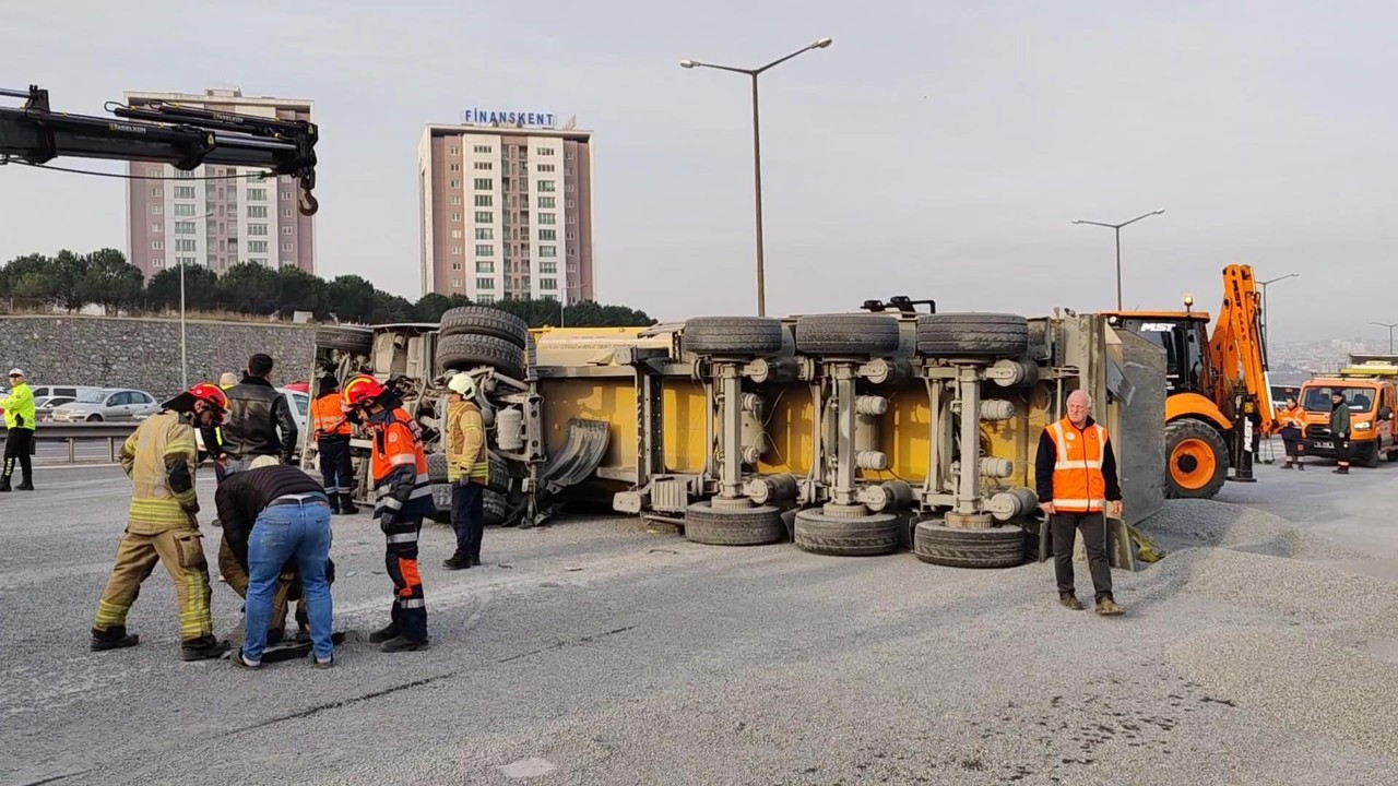 TEM Otoyolu'nda feci kaza! Hafriyat kamyonu devrildi