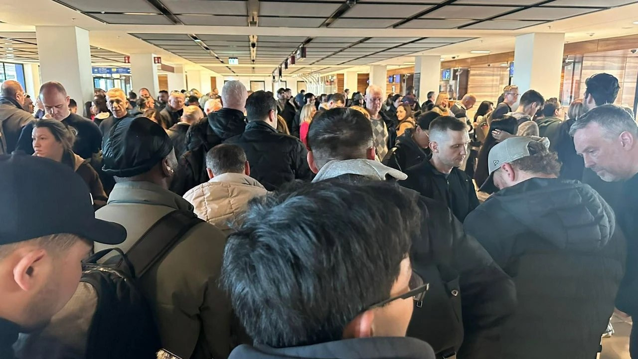 Yine aynı rezalet! Berlin’de Türk turizmciler 3 saatten fazla pasaport kuyruğunda kaldı!