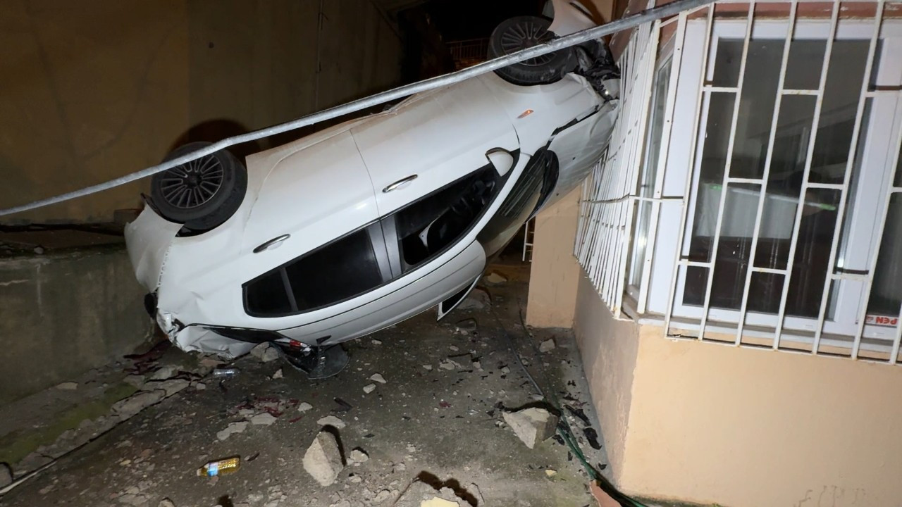 Akıl almaz kaza: Rampadan uçan otomobil 8 metreden bina boşluğuna çakıldı!