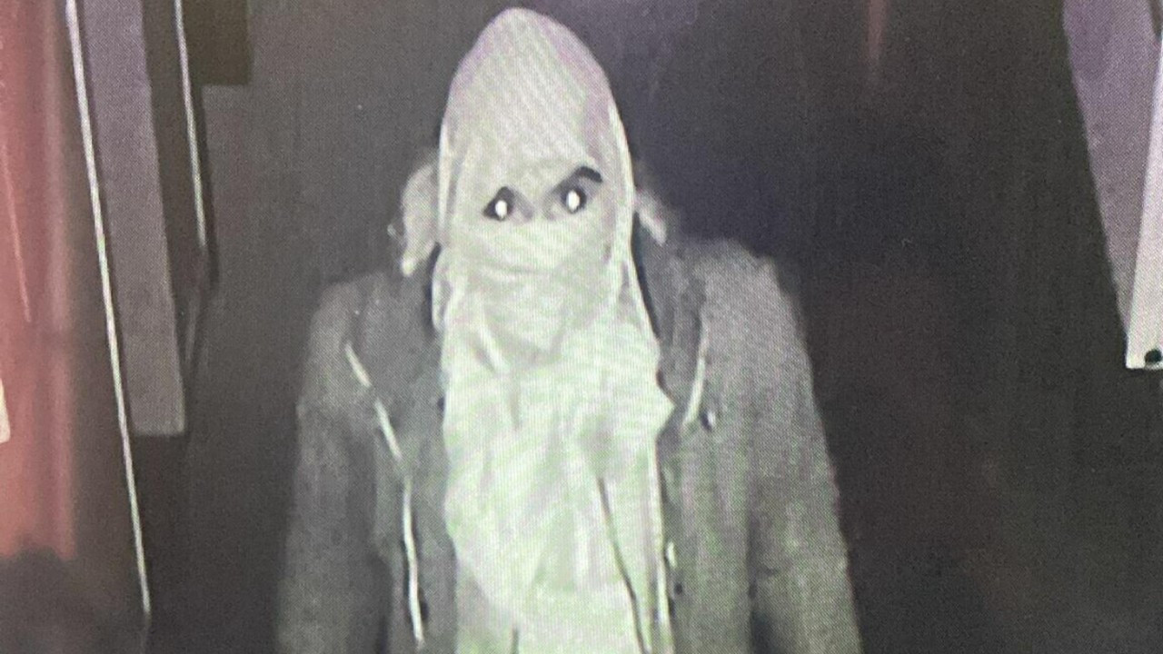 Okulu soyan hırsız yakalandı: 21 suç kaydı olan şüpheli dizüstüleri telefoncuya satarken ele verildi