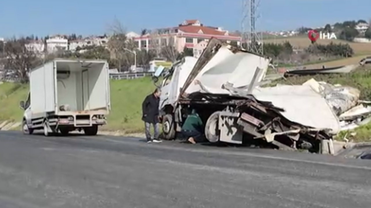 Büyükçekmece'de 8 ton hamsi taşıyan kamyon takla attı: O anlar kamerada