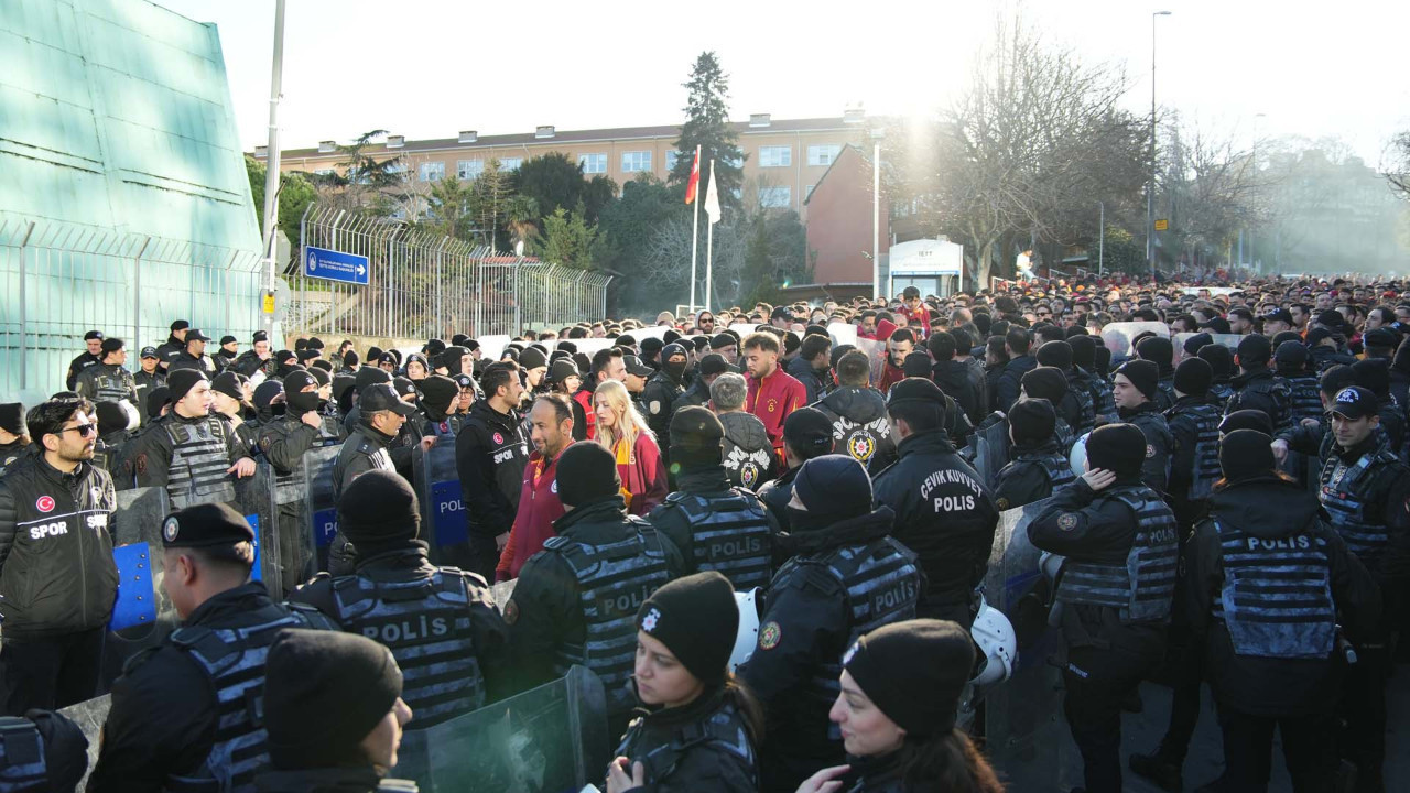 Galatasaray taraftarı Beşiktaş maçı için stadyuma geldi!