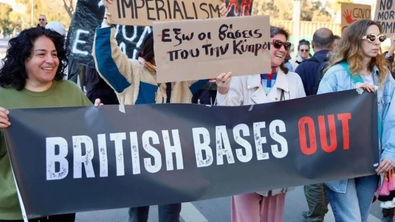 Güney Kıbrıs Rum Yönetimi'nde İngiliz üslerine protesto: "Kıbrıs fırlatma rampanız değil"