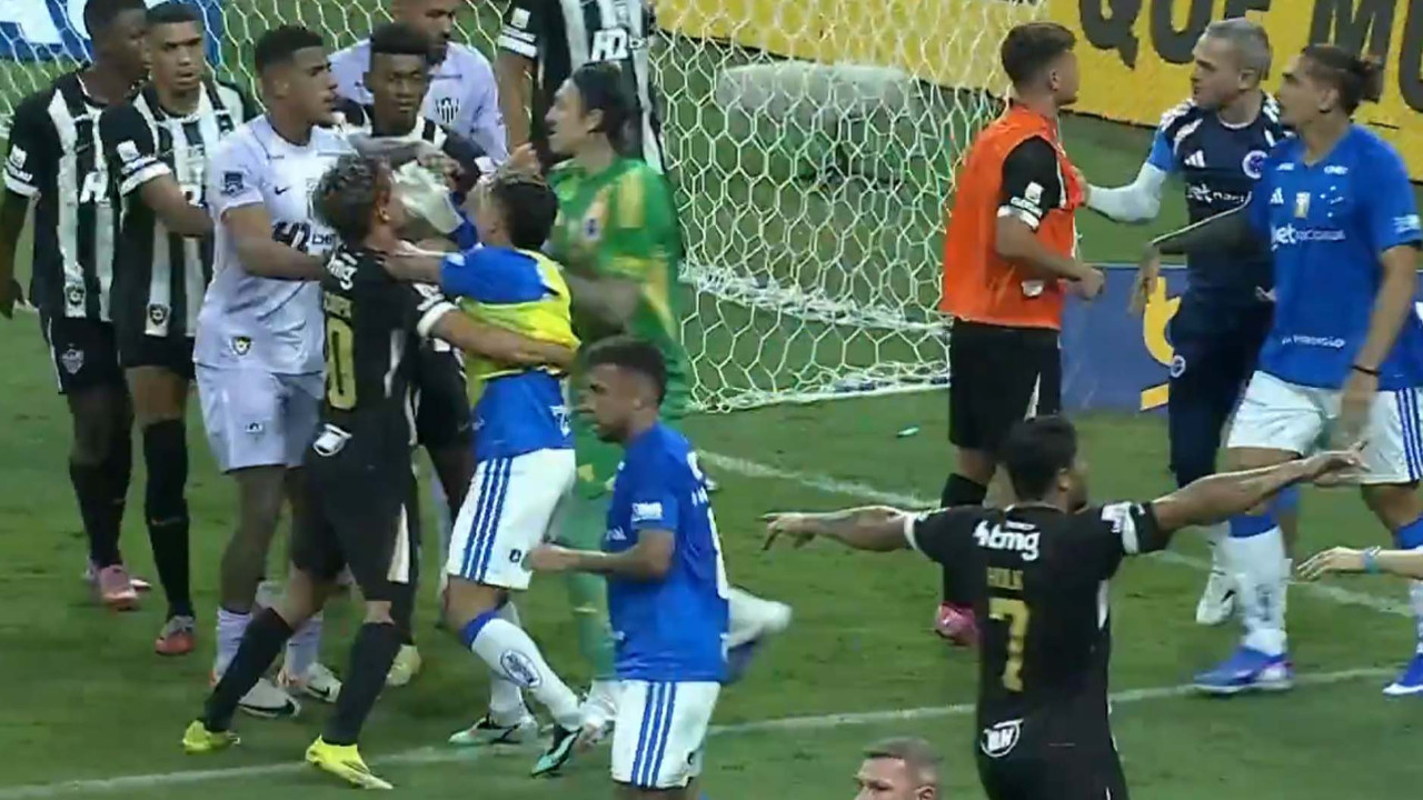 Dünya bu maçı konuşuyor! Yeşil saha boks ringine döndü: 46 oyuncu kavga etti, 23 kırmızı kart çıktı