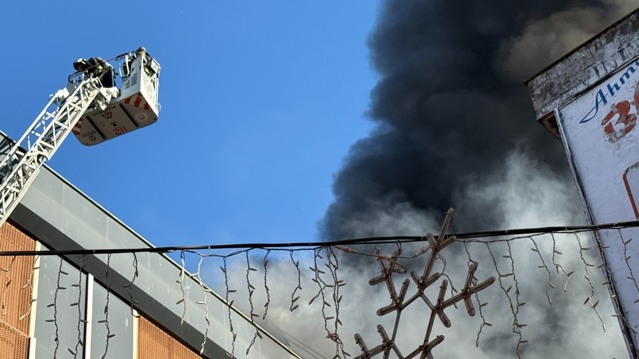 Korku dolu anlar! Gökyüzünü duman kapladı, göz gözü görmedi!