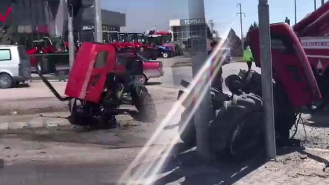 Kavşakta feci kaza! Traktör ortadan ikiye ayrıldı