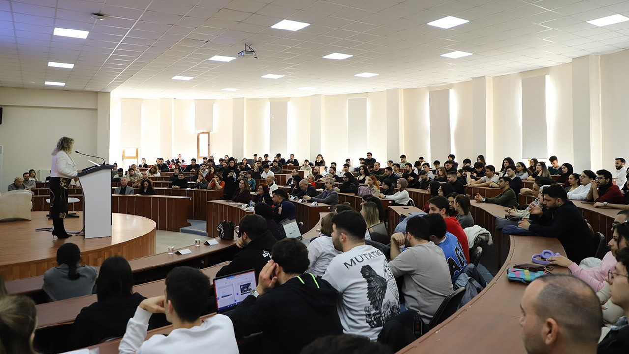 Akademide Dijital Devrim: "Kim korkar yapay zekadan"