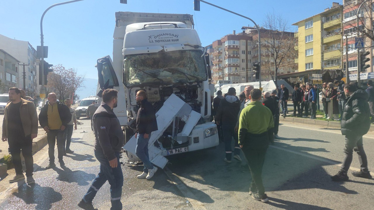 Bursa'da zincirleme kaza: Tır, motosiklet ve kamyon birbirine girdi! 5 yaralı